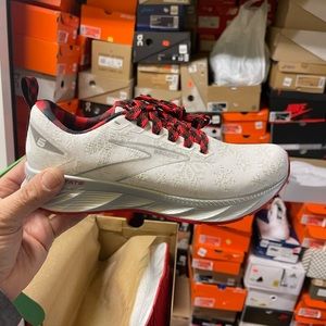 Brooks levitate  6 size 8.5 9   9.5 10 11.5 For men red and white